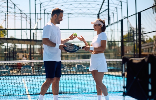 Sportieve dertigers tijdens een potje padel op de baan